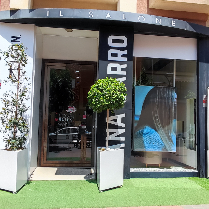 Imagen del exterior, la fachada de la peluqueria y salón de belleza Ana Garro Estilistas en Totana Murcia, Salón ICON